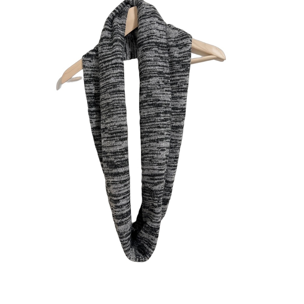 PiNK Victoria’s Secret Knit Infinity Scarf